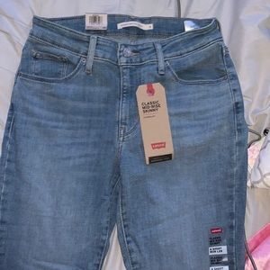 levi classic light wash mid rise skinny jeans